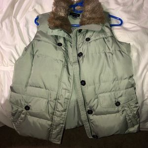 Puffy vest with fur